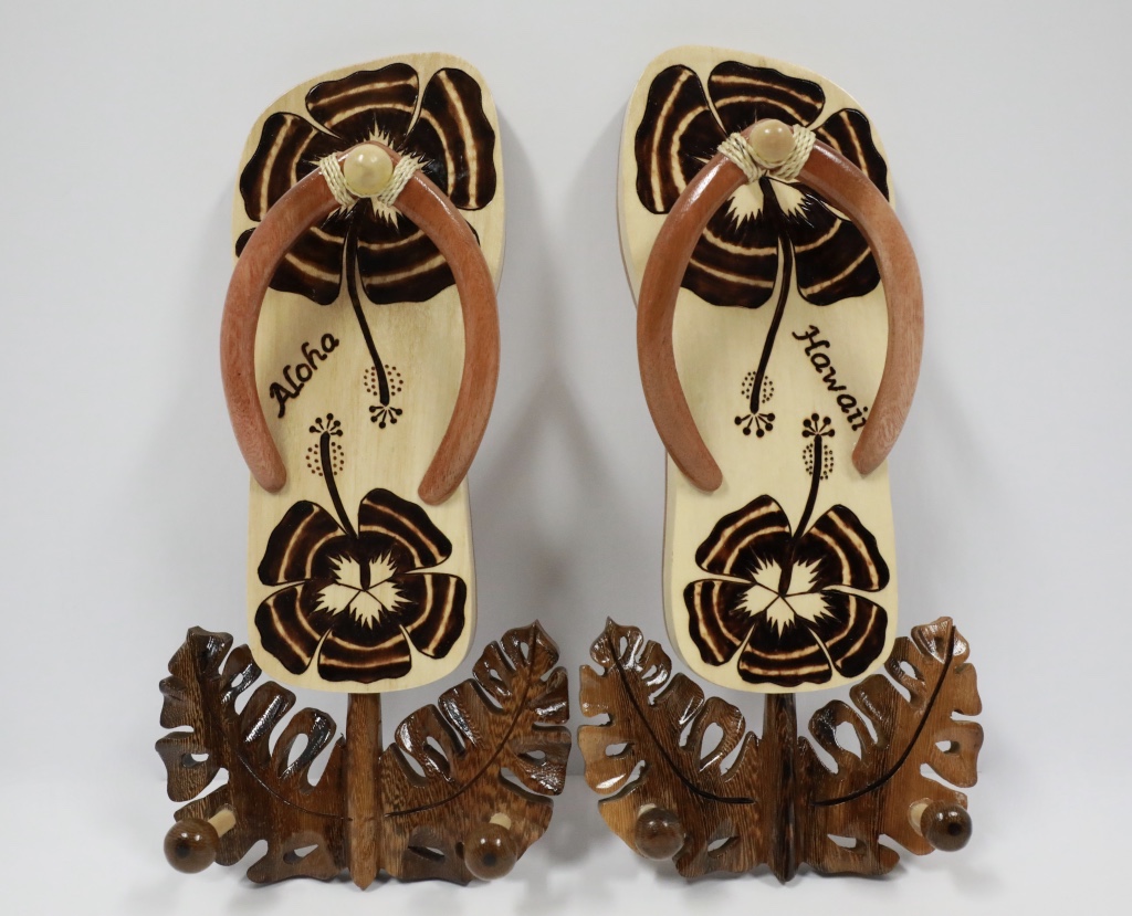 Wood pair slipper with wood hook hibiscus